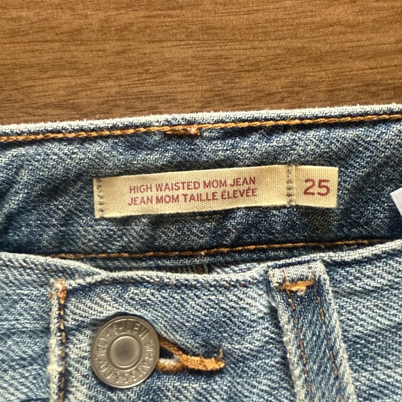 Levi’s High Waisted Mom Jeans | Size 25 x 27 | Medium Wash - Picture 6 of 8